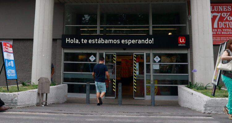 “¿Su boleta?”: Denuncian a 13 supermercados y tiendas por exigir mostrar ticket de compra a la salida