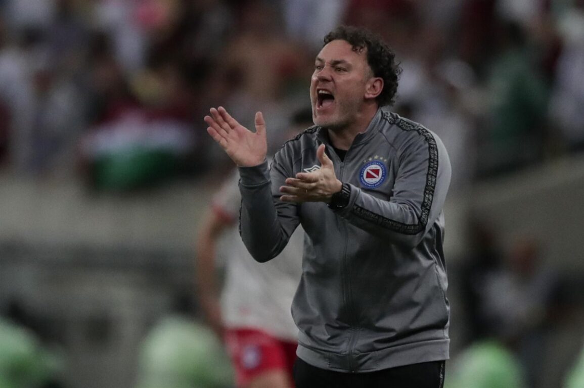 Gabriel Milito dirigiendo a Argentinos Juniors.