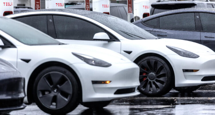 Vehículos Tesla en una estación de supercarga en Miami