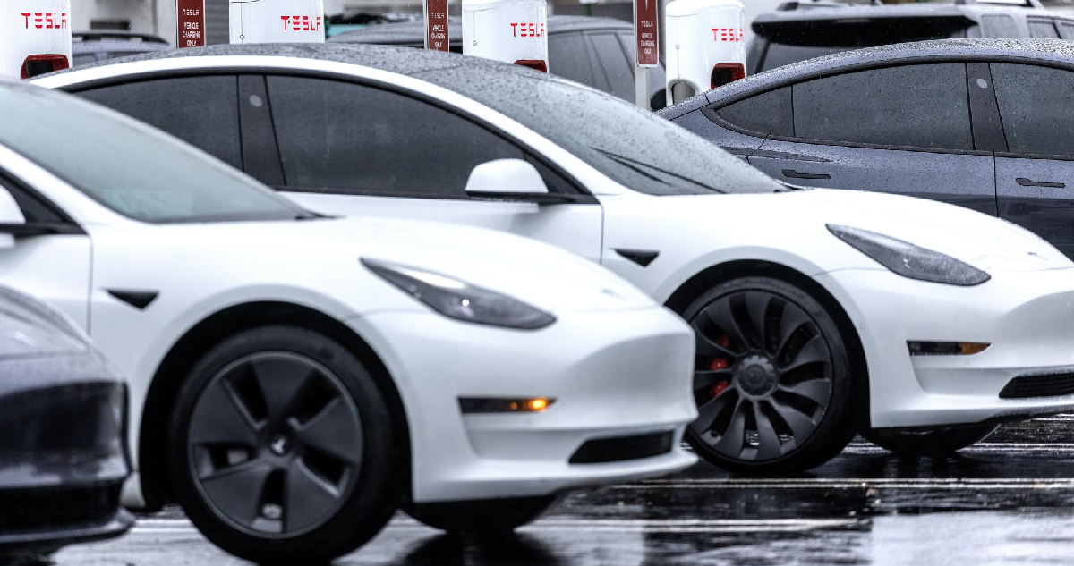 Vehículos Tesla en una estación de supercarga en Miami