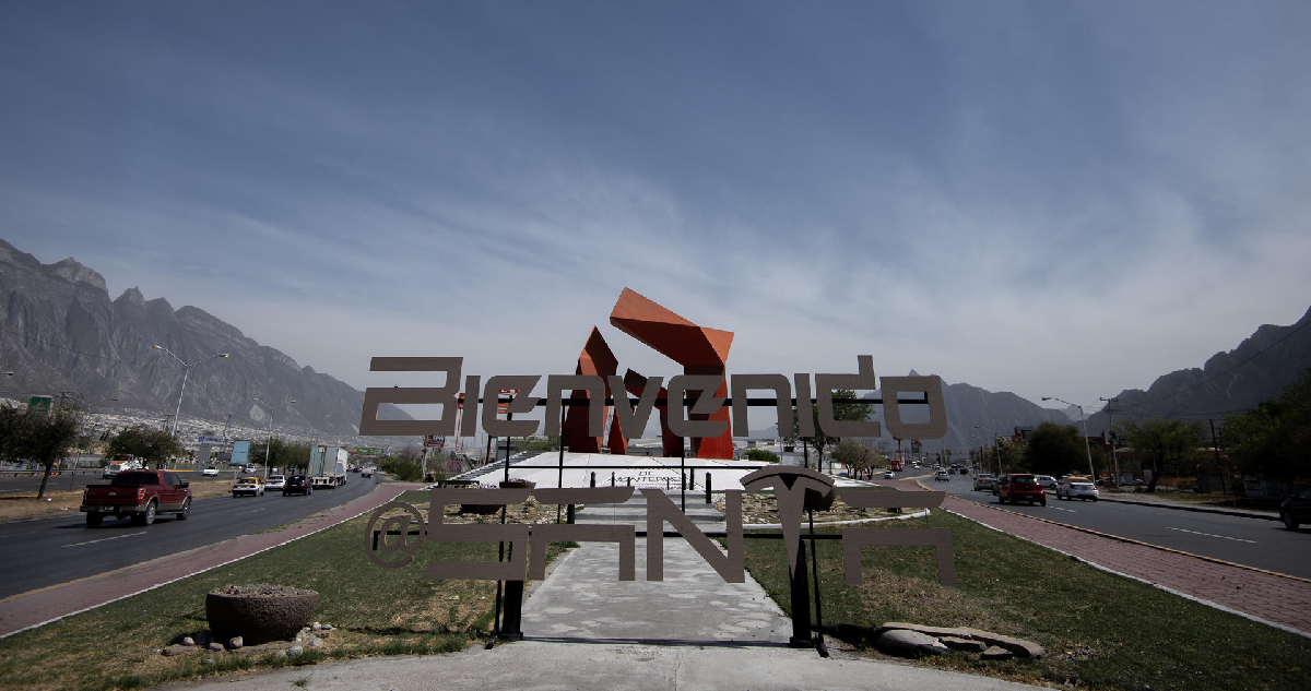 Fotografía de archivo fechada el 10 de marzo de 2023 que muestra un anuncio de bienvenida a la fábrica en construcción de la automotriz Tesla, en el municipio de Santa Catarina, estado de Nuevo León (México)