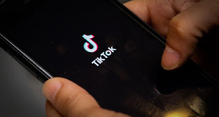 un celular con el logo de tiktok