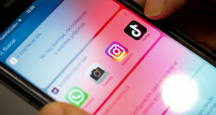 Celular con aplicación de WhatsApp, Instagram y TikTok