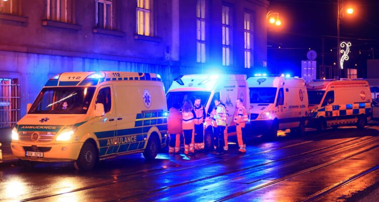 Miembros de los servicios de emergencia en el lugar del tiroteo