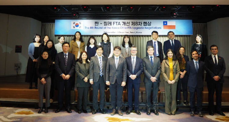 Fotografía de los asistentes a la 8va ronda de negociación del acuerdo de libre comercio entre Chile y Corea del Sur