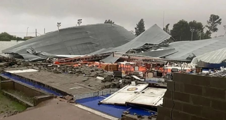 El enorme polideportivo de Bahiense del Norte, completamente destruido