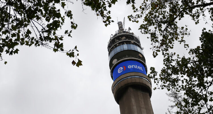Torre Entel, en un día nublado en Santiago