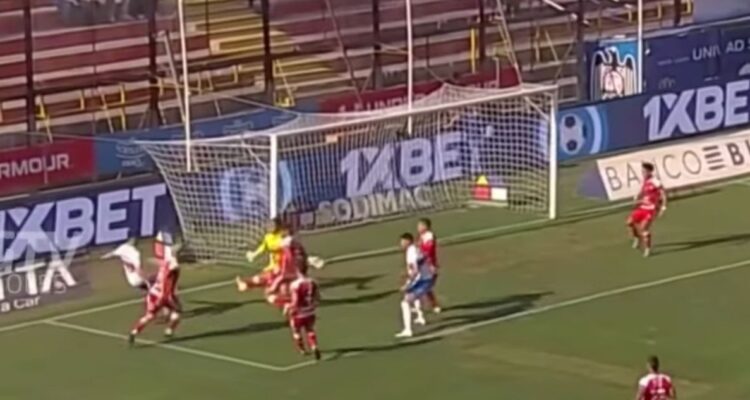 El golazo de Alexander Aravena en partidazo entre la UC y Copiapó en Santa Laura