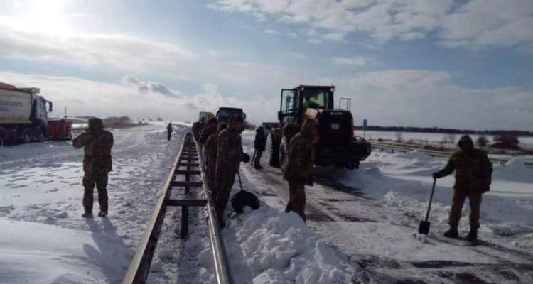 Militares ucranianos quitan la nieve para liberar un camión en la región de Odessa 