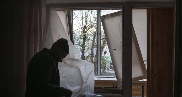 Apartamento destrozado tras un ataque de dron ruso en Kiev