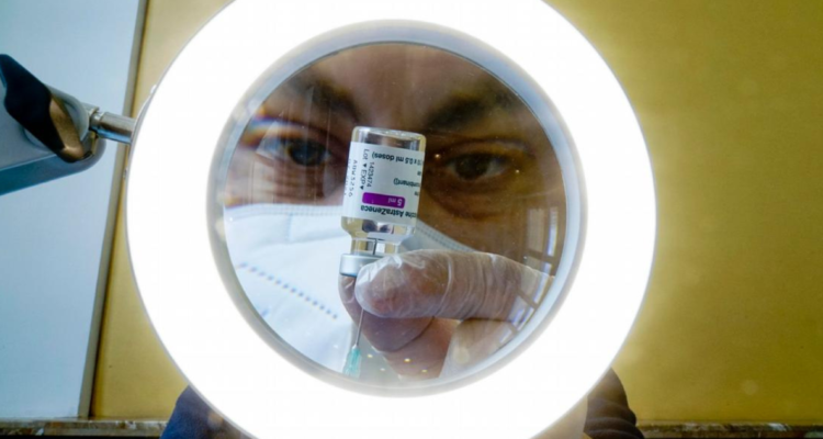 Científicos chinos desarrollan vacuna en polvo que previene el covid-19 en animales