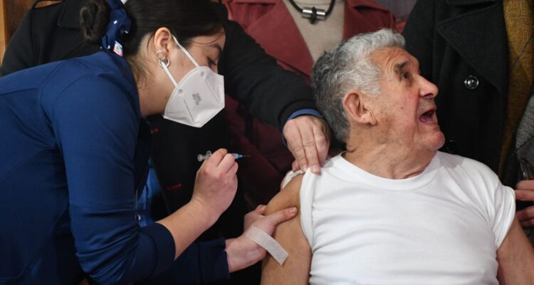 Minsal dice que casi 90% de vacunas vencidas son dosis monovalente y congreso piden explicaciones