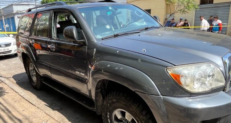 Encuentran vehículo con alrededor de 40 disparos en Santiago