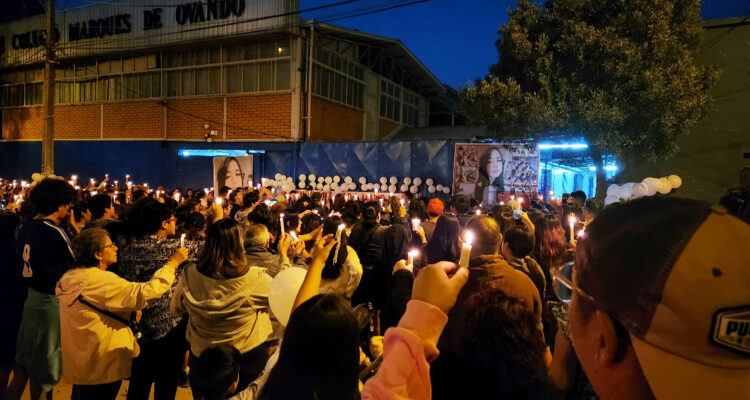 Con emotiva velatón comunidad escolar homenajea a niña de 13 años asesinada en Pedro Aguirre Cerda