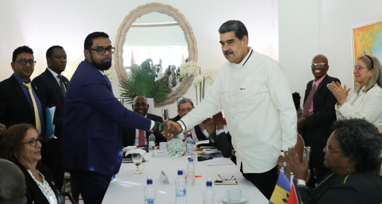 Nicolás Maduro (d) en su reunión con el mandatario de Guyana, Irfaan Ali (i)