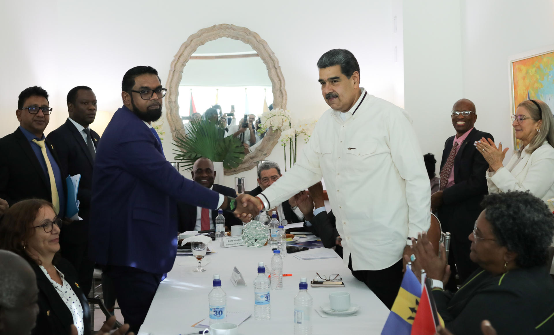 Nicolás Maduro (d) en su reunión con el mandatario de Guyana, Irfaan Ali (i)