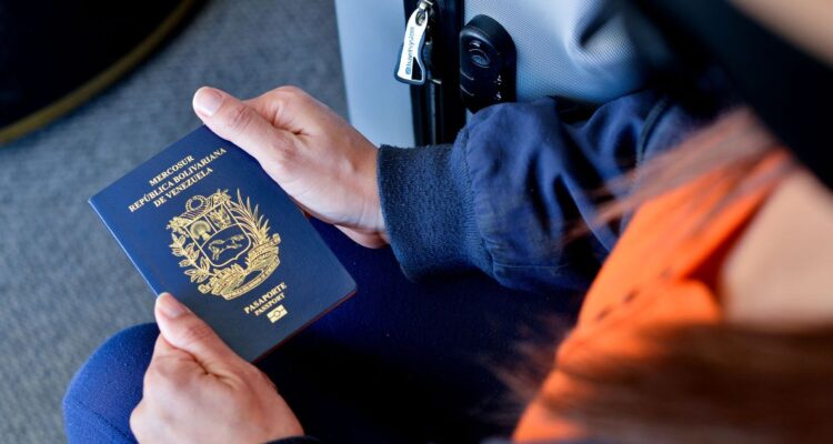 El gobierno de Venezuela anuncia vuelos de repatriación de migrantes desde Chile “en los próximos días”, lo que fue destacado por Gabriel Boric.