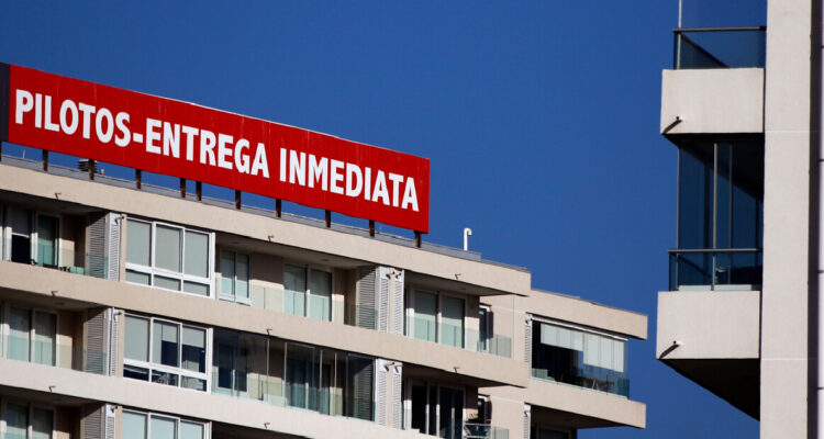 Vista de un cartel de un proyecto inmobiliario