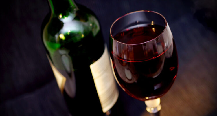 La OMS pide a los países aumentar impuestos en alcohol y bebidas azucaradas para “reducir muertes”