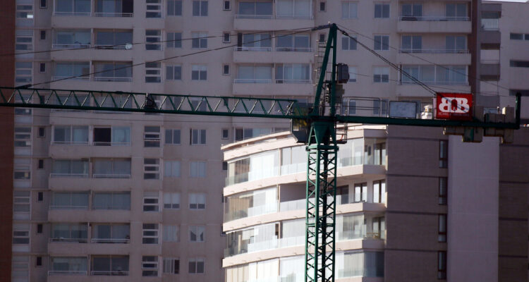 Una grúa de un proyecto inmobiliario en Concón