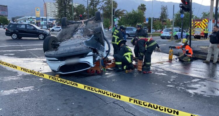 Conductor se vuelca en La Reina tras intentar esquivar automóvil