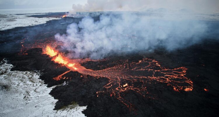 Fisura volcánica durante la erupción cerca de la ciudad de Grindavik