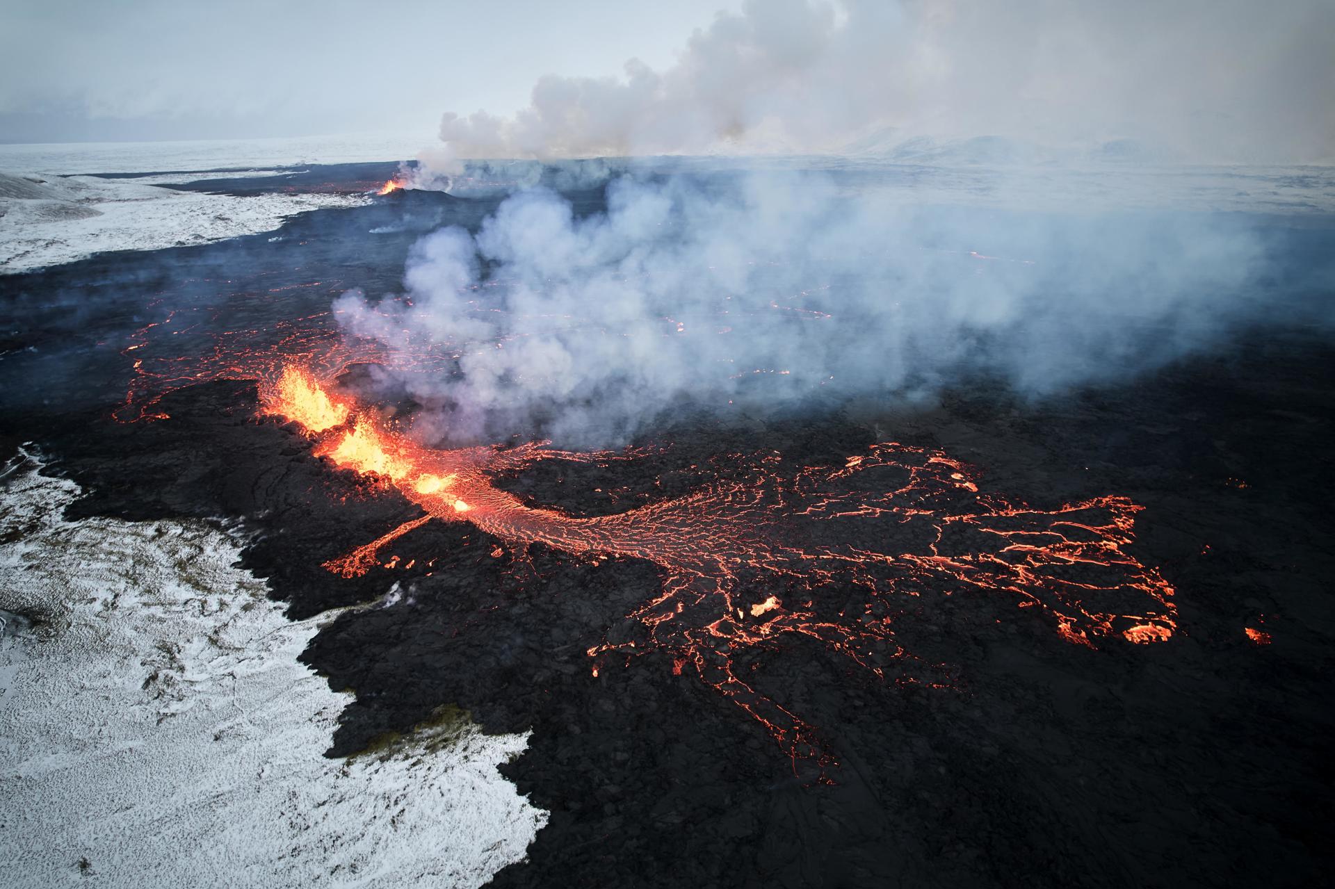 Fisura volcánica durante la erupción cerca de la ciudad de Grindavik