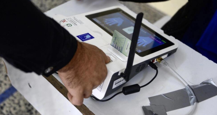 Un iraquí vota en las primeras elecciones a los consejos provinciales en una década