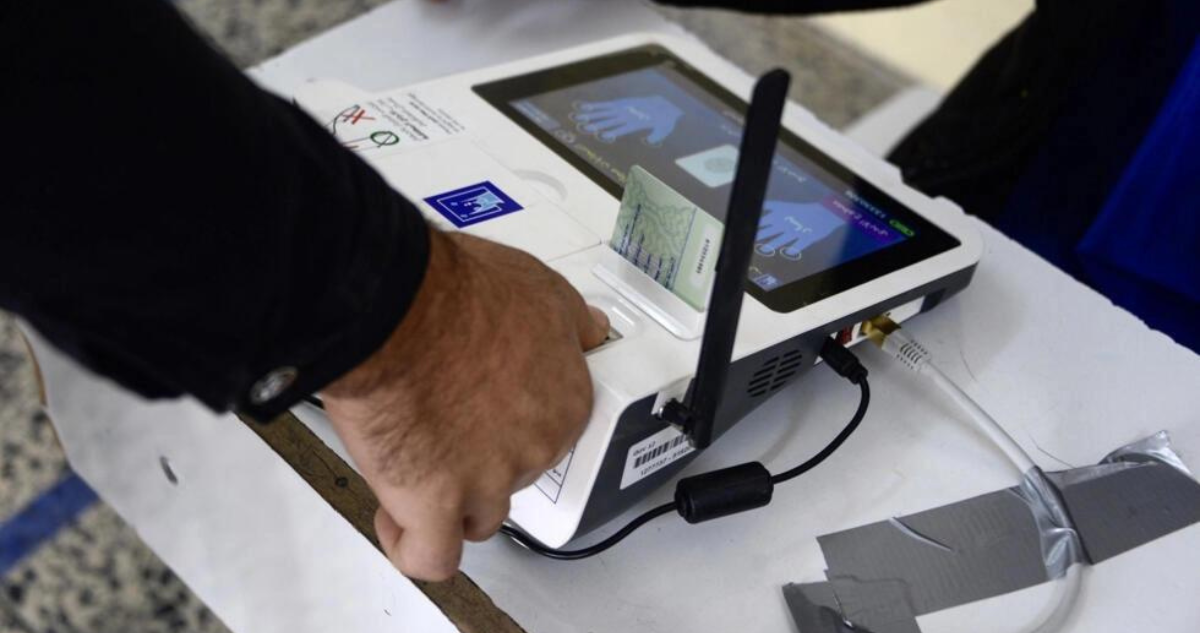 Un iraquí vota en las primeras elecciones a los consejos provinciales en una década