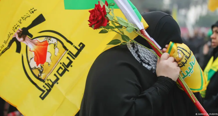 Una simpatizante de Hezbolá porta una bandera con los colores verde y amarillo del grupo, que posee una amplia popularidad en Líbano.