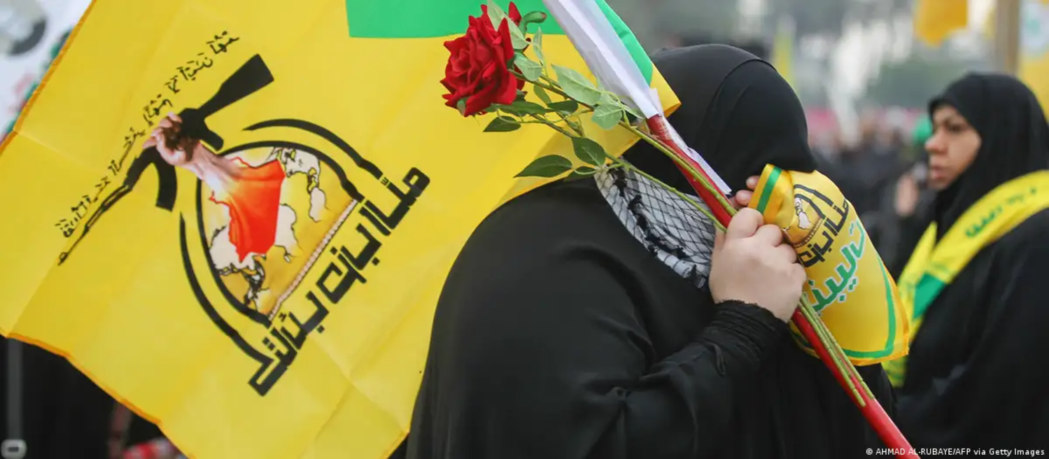 Una simpatizante de Hezbolá porta una bandera con los colores verde y amarillo del grupo, que posee una amplia popularidad en Líbano.