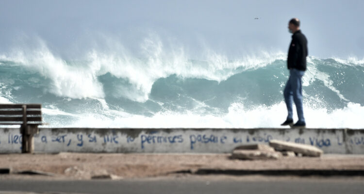 Desde Arica hasta Constitución: Armada advierte “marejadas anormales” en playas para este 2024
