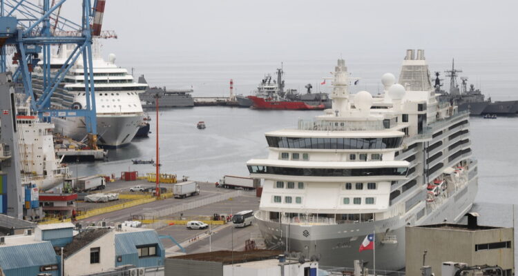 Puerto de Valparaíso recibió más de 4.000 turistas tras doble recalada de cruceros
