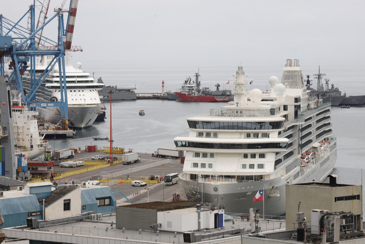 Puerto de Valparaíso recibió más de 4.000 turistas tras doble recalada de cruceros