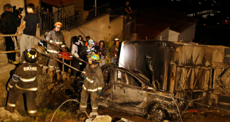 Imagen del lugar donde un microbús desbarrancó en el cerro cárcel de Valparaíso