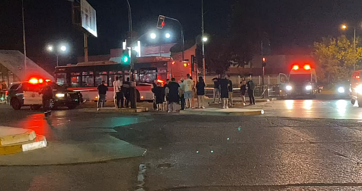 Un muerto deja accidente entre bus RED y una moto en Peñalolén