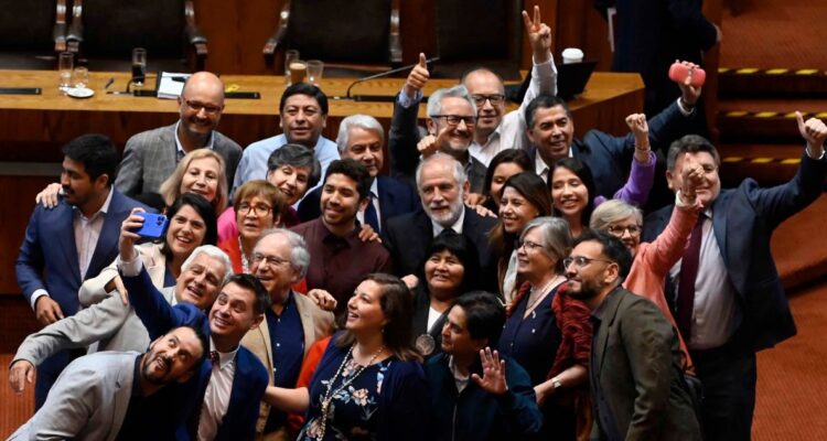 Fracasa acusación constitucional contra ministro Carlos Montes