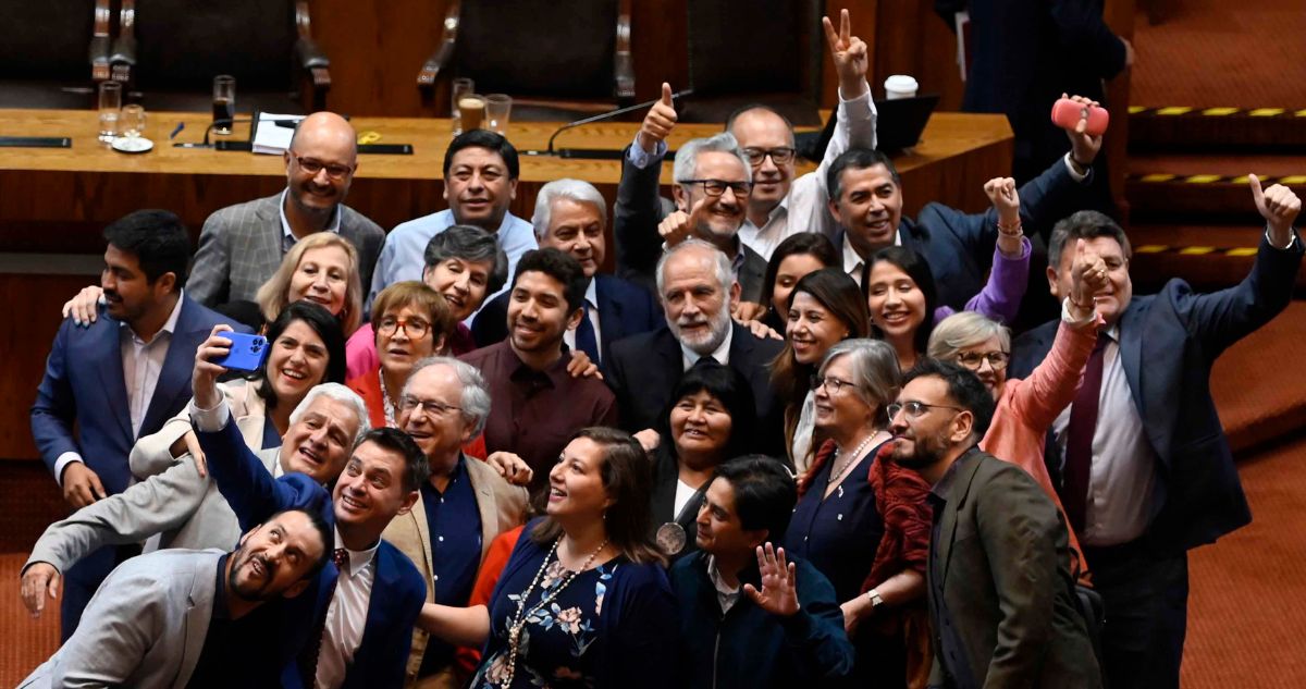 Fracasa acusación constitucional contra ministro Carlos Montes