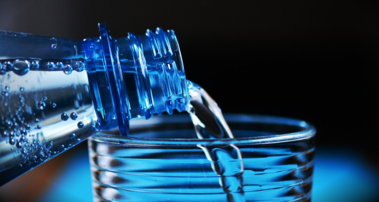 Estudio: Agua embotella contiene miles de partículas de plástico capaces de infiltrarse en células