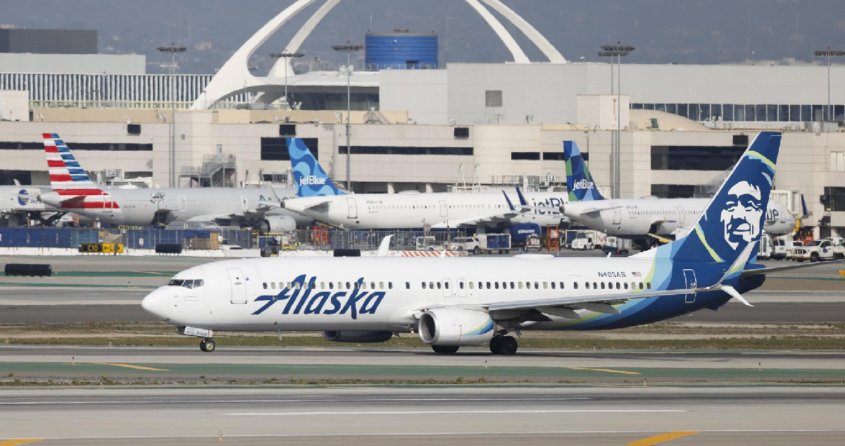vuelo de alaska airlines saliendo de los ángeles