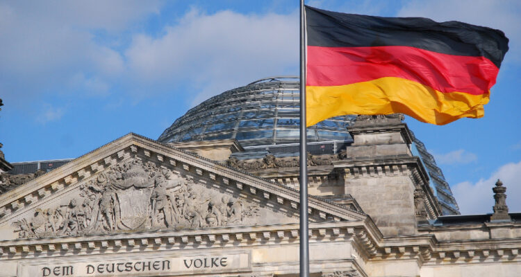 bandera de alemania, detrás el Reichstag