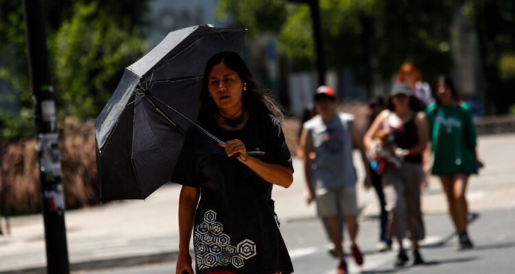 Amplían Alerta Roja por calor extremo en la región Metropolitana: se extenderá hasta el sábado