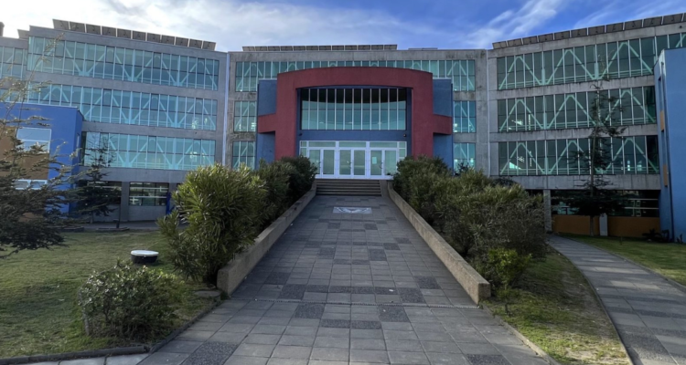 Frontis de colegio Almondale Lomas