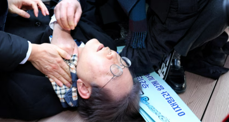 Apuñalan en el cuello a líder de la oposición surcoreana Lee Jae-myung durante punto de prensa