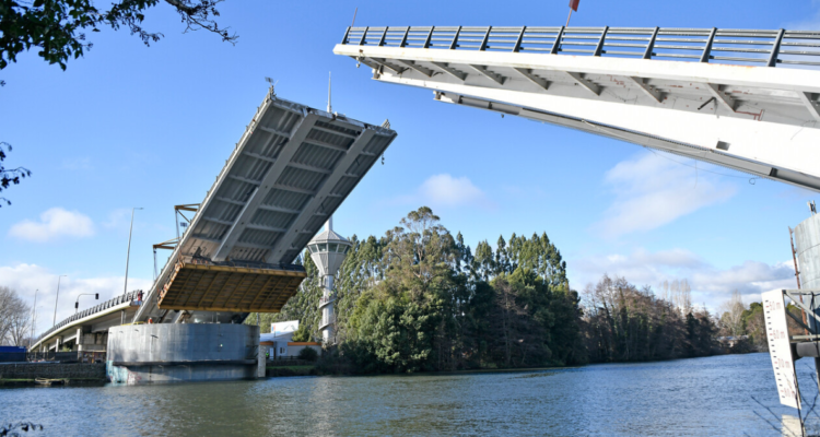 Tras 8 años: MOP asegura que puente Cau Cau está reparado y podría operar desde este fin de semana