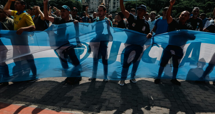 Gobierno de Milei analiza descontar sueldo a quienes participen de huelga anunciada en Argentina