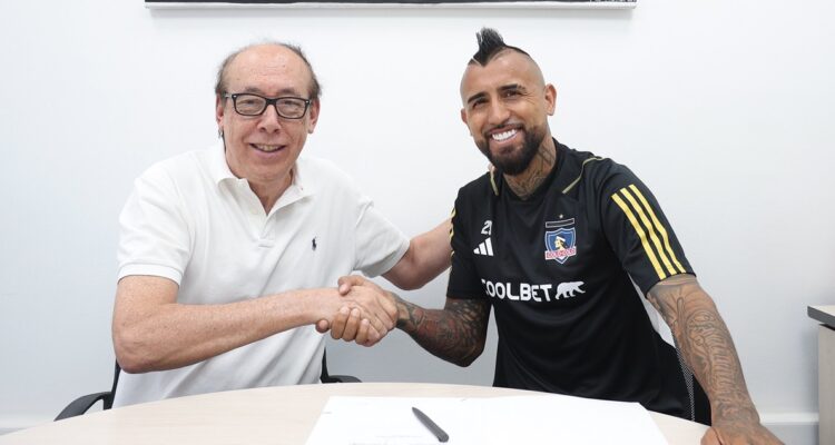 Arturo Vidal fue estampó su firma y ya es nuevo jugador de Colo Colo.