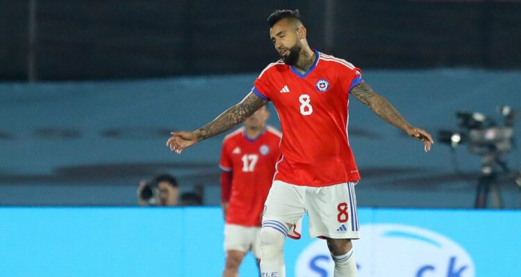 Arribo de Arturo Vidal a Colo Colo sigue entrampado.