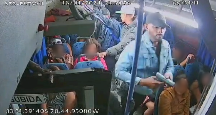 Video muestra los minutos de angustia de los pasajeros de bus asaltado en Padre Hurtado