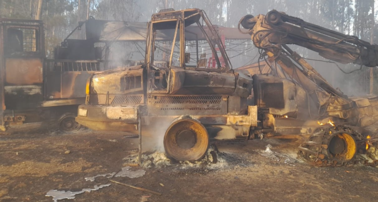 Maquinaria quemada en ataque incendiario en Lebu